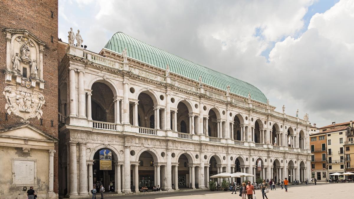 Lateral de la Basílica Palladiana, vista desde la Plaza de los Señores.