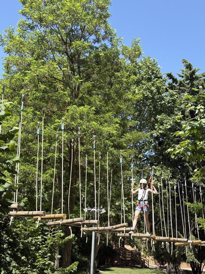 Pasarelas y puentes tibetanos ponen a prueba el equilibrio.