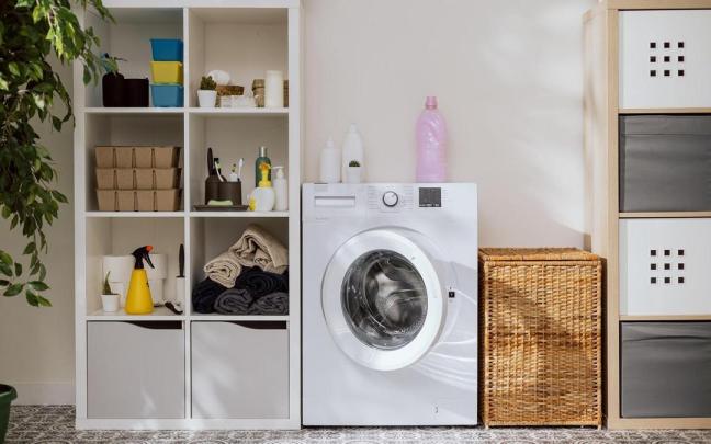 Botella de detergente sobre una lavadora.