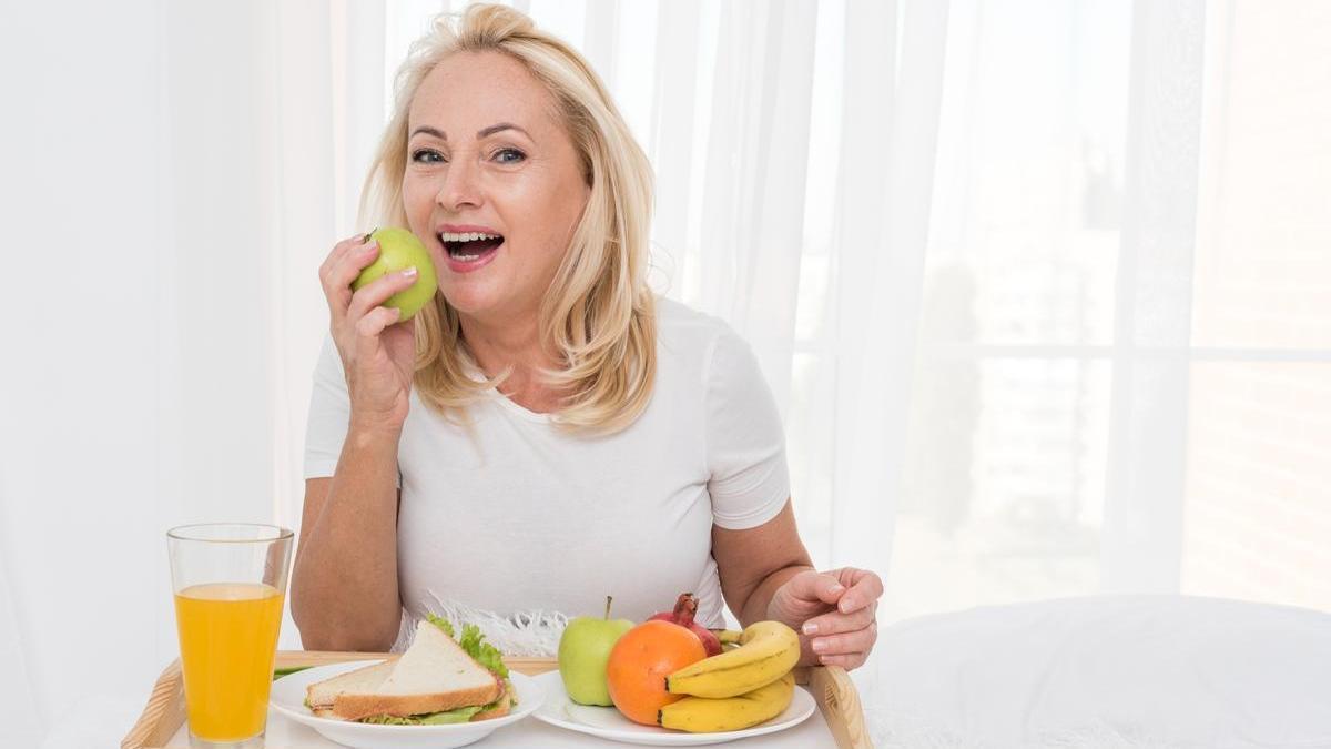 Señora comiendo fruta