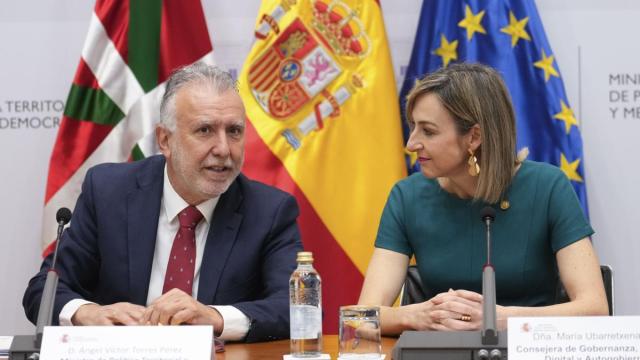 El ministro de Política Territoria, Ángel Víctor Torres, y la consejera vasca de Gobernanza, Maria Ubarretxena, en enero.