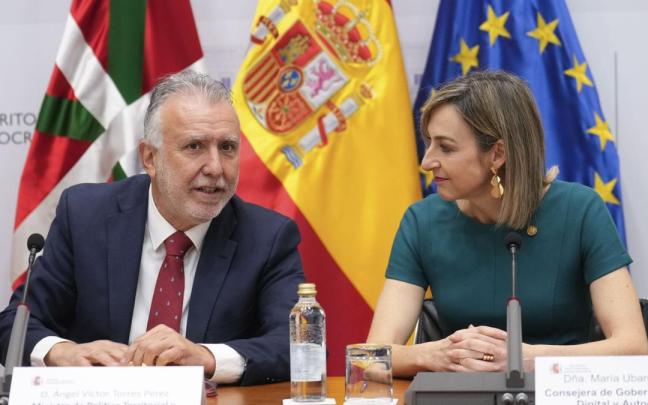 El ministro de Política Territoria, Ángel Víctor Torres, y la consejera vasca de Gobernanza, Maria Ubarretxena, en enero.