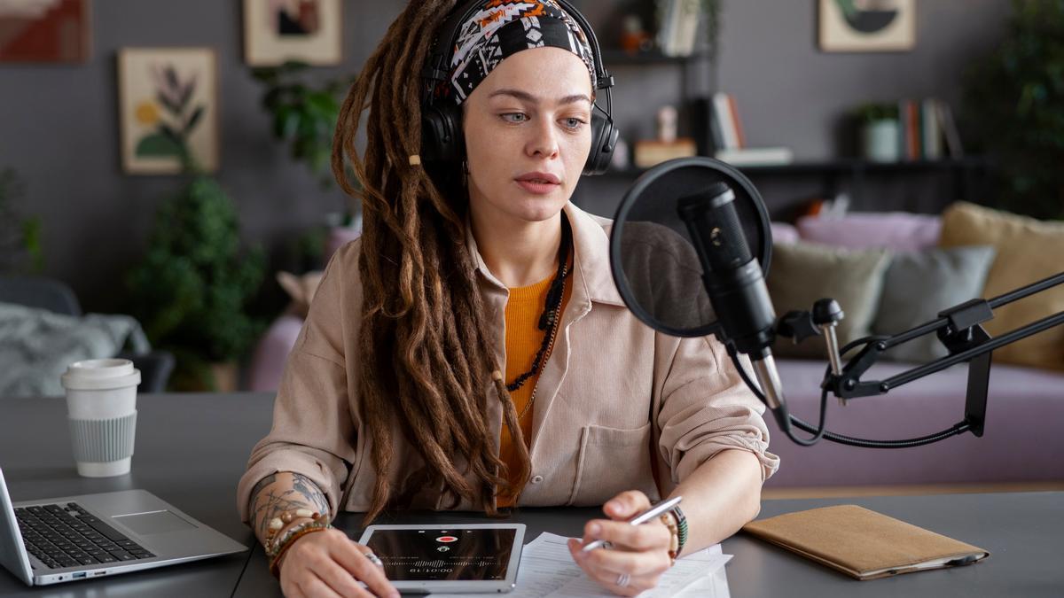 Una mujer graba sus consejos financieros para lanzarlos a la red.