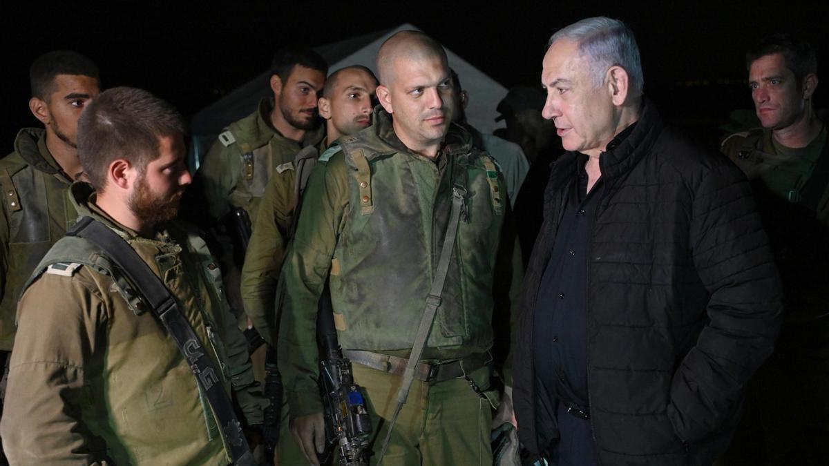 Netanyahu conversa con unos soldados israelíes.