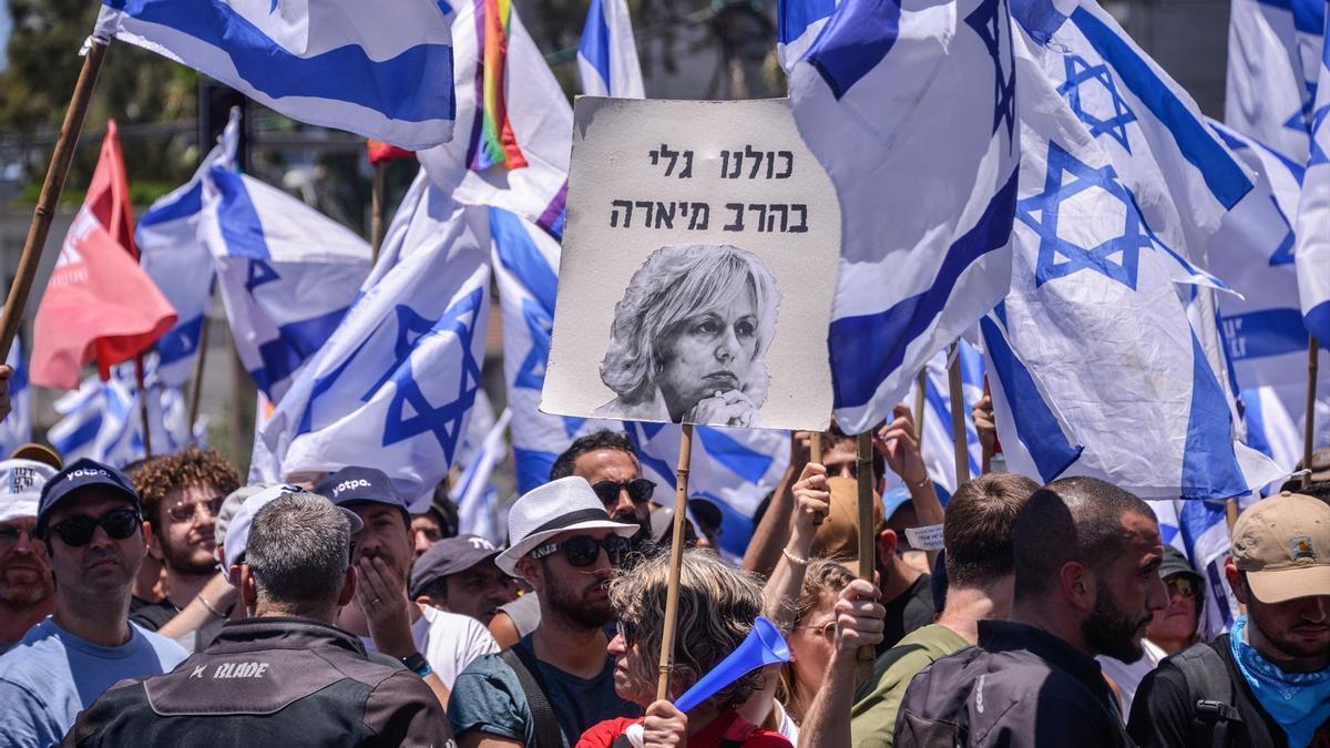 Manifestantes contra la reforma judicial de Netanyahu alzan una pancarta de apoyo a la fiscal general de Israel, Gali Baharav Miara.