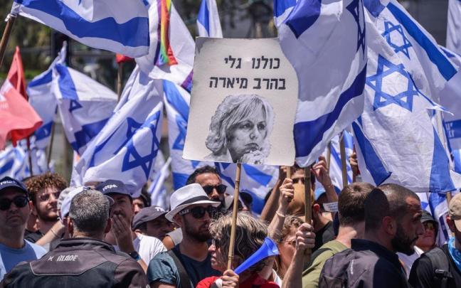 Manifestantes contra la reforma judicial de Netanyahu alzan una pancarta de apoyo a la fiscal general de Israel, Gali Baharav Miara.