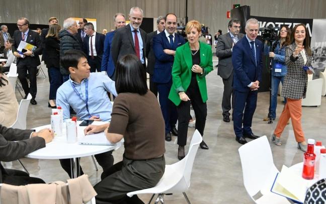 El lehendakari Iñigo Urkullu, con la consejera Arantxa Tapia, ayer en la inauguración de la feria. El lehendakari Iñigo Urkullu, con la consejera Arantxa Tapia, ayer en la inauguración de la feria.