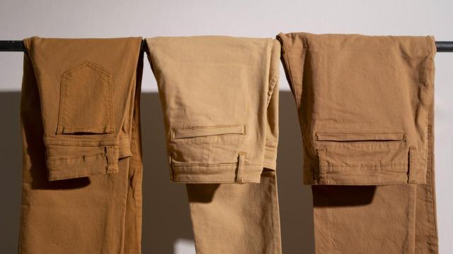 Pantalones en tonos tierra [Foto: Freepik]