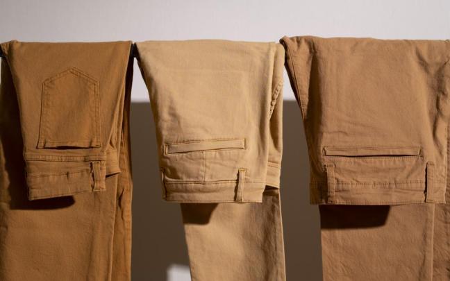 Pantalones en tonos tierra [Foto: Freepik]