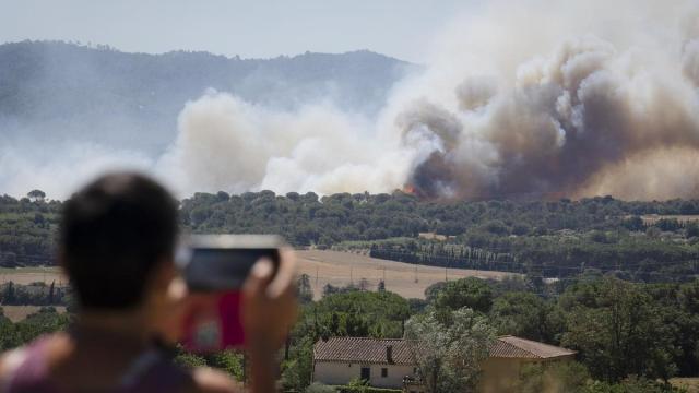 El incendio de la Bisbal d'Empordà avanza sin control