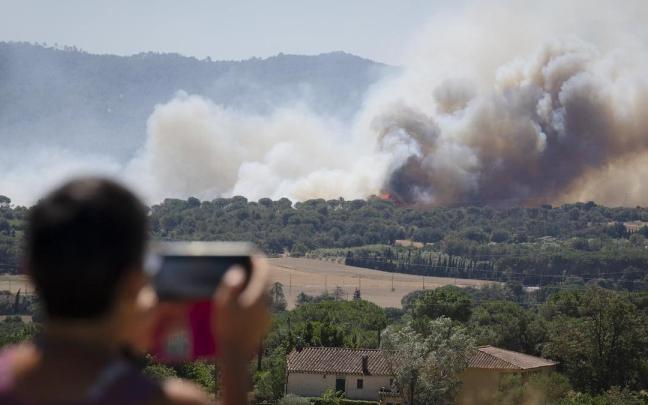 El incendio de la Bisbal d'Empordà avanza sin control