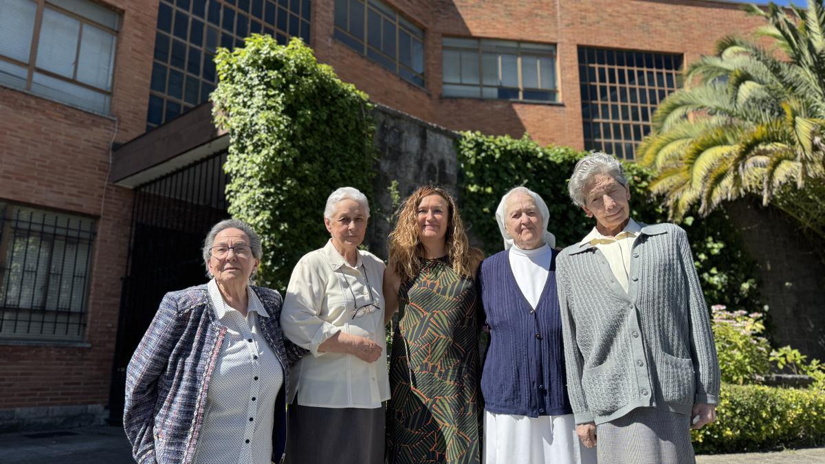 La alcaldesa con las cuatro monjas que residen en el edificio del antiguo colegio