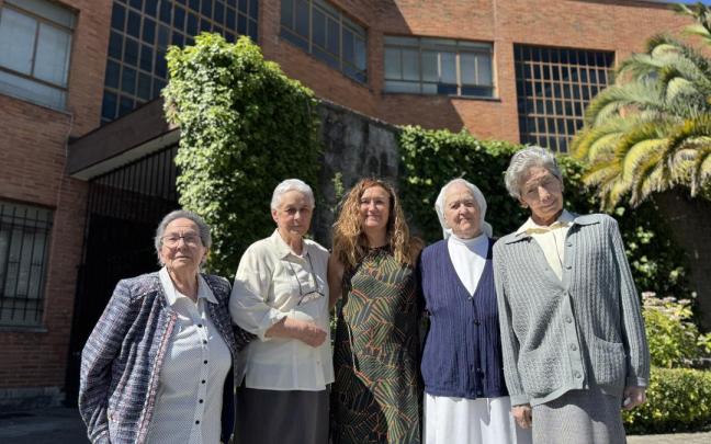 La alcaldesa con las cuatro monjas que residen en el edificio del antiguo colegio