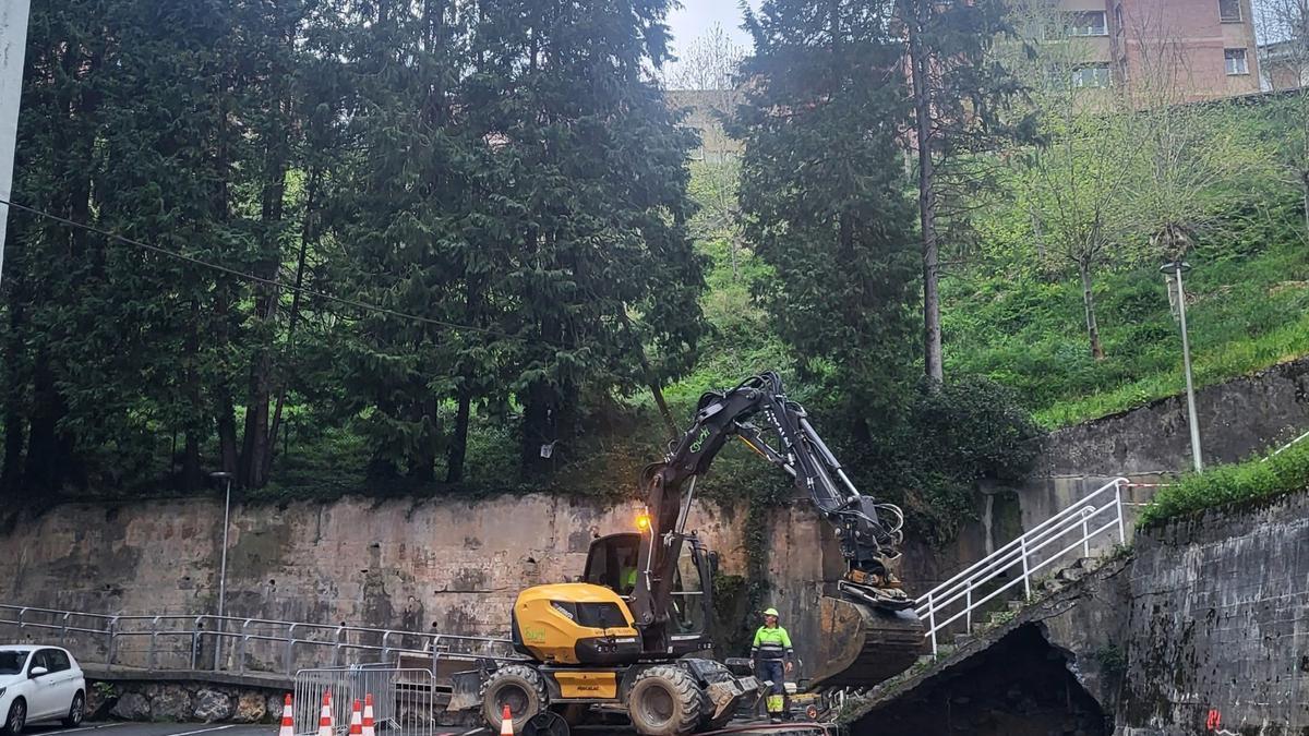 Las máquinas han empezado a trabajar en la construcción del foso que servirá de base al ascensor
