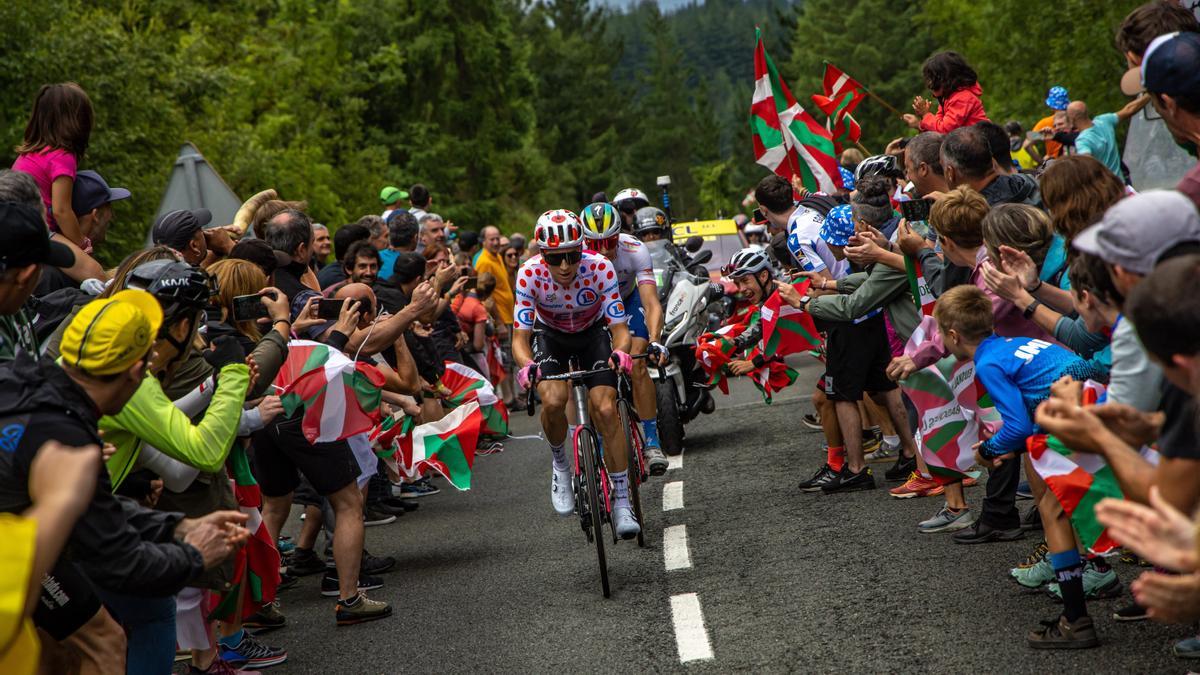 Los aficionados al Tour han llenado las carreteras vascas.