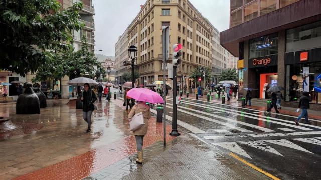 Euskalmet prevé que el tiempo revuelto siga este lunes. Euskalmet prevé que el tiempo revuelto siga este lunes.