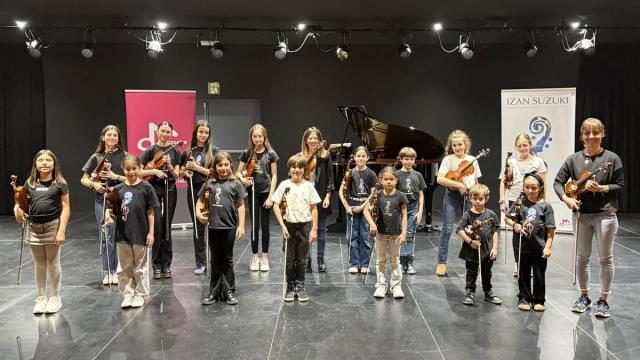 Alumnos y alumnas del método Suzuki de Arrasate Musikal.