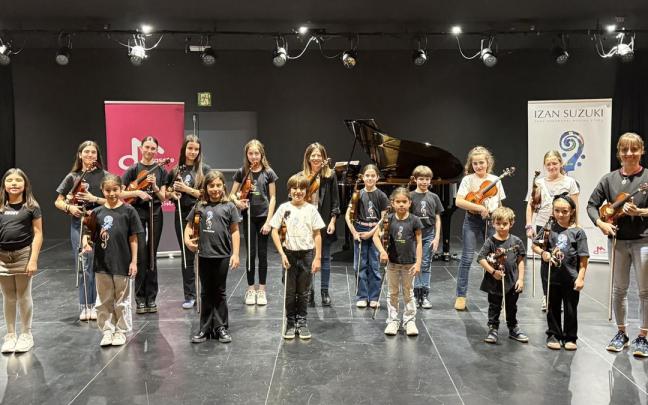 Alumnos y alumnas del método Suzuki de Arrasate Musikal.