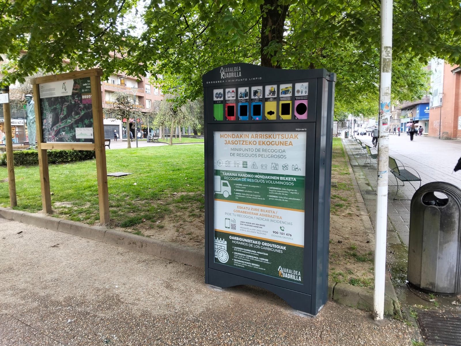 Ekogune instalado en la avenida Zumalakarregi de Laudio, junto a Plaza Lamuza