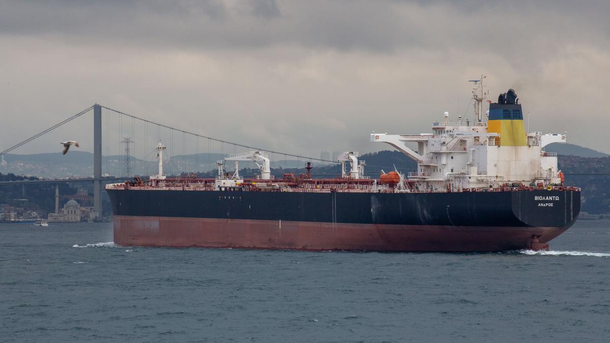 Los petroleros atraviesan el estrecho de Bósforo como alternativa ante el bloqueo de Ormuz.