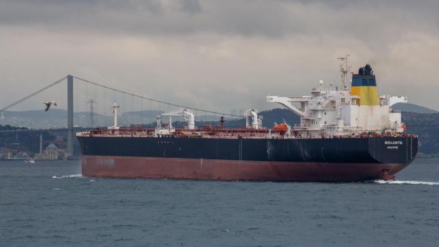 Los petroleros atraviesan el estrecho de Bósforo como alternativa ante el bloqueo de Ormuz.