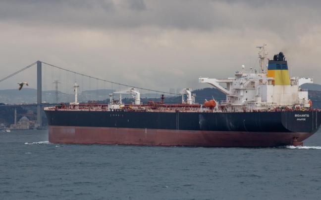 Los petroleros atraviesan el estrecho de Bósforo como alternativa ante el bloqueo de Ormuz.