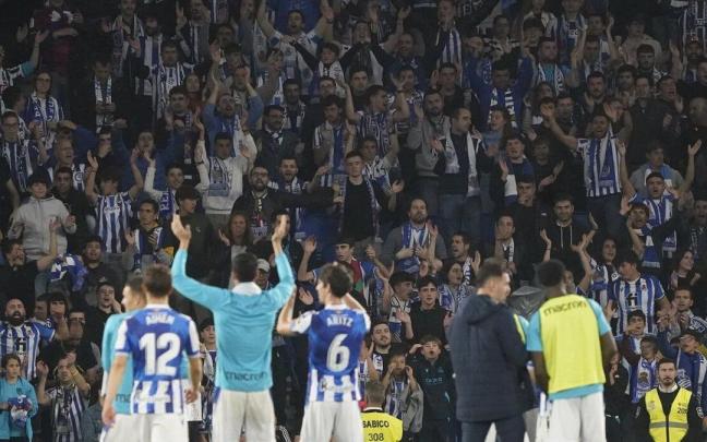 Los jugadores de la Real Sociedad celebra con su afición el triunfo del martes ante el Almería por 1-0. / RUBEN PLAZA