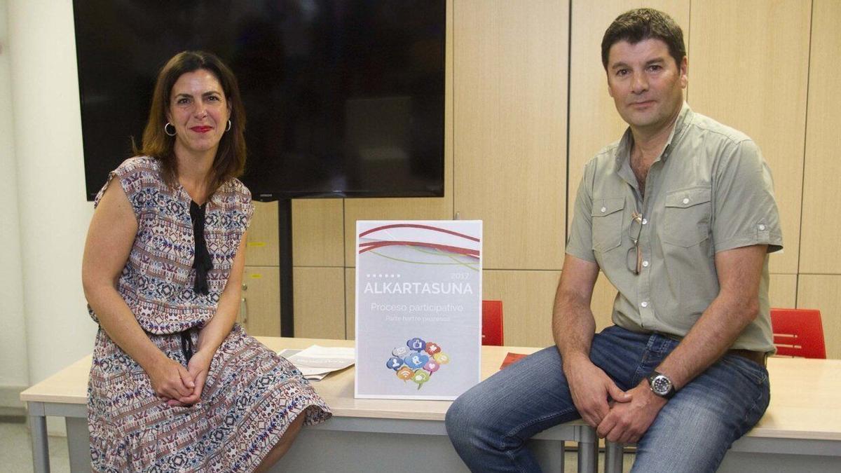 Mikel Goenaga, en una imagen de archivo, junto a Iratxe López de Aberasturi