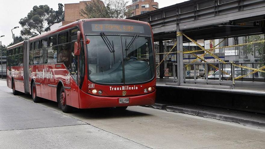 Un autobús de TransMilenio, en una estación en Bogotá.