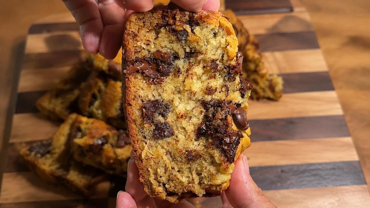 Una miga húmeda, tierna y salpicada de chocolate: el punto más apetecible de un bizcocho en el que los plátanos maduros ponen el dulzor.