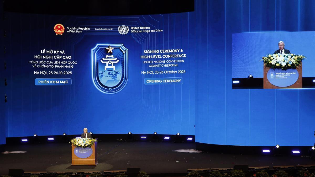 El secretario general de Naciones Unidas, António Guterres, interviene durante la ceremonia de firma de la Convención de la ONU contra el Cibercrimen, en Hanói (Vietnam).