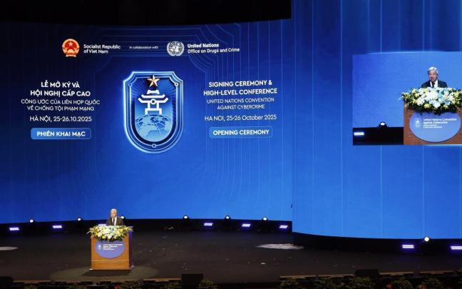 El secretario general de Naciones Unidas, António Guterres, interviene durante la ceremonia de firma de la Convención de la ONU contra el Cibercrimen, en Hanói (Vietnam).
