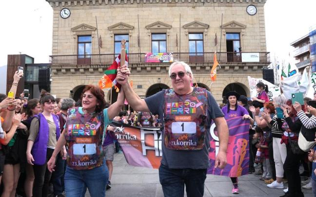 Varios atletas durante el inicio de la Korrika en Irun