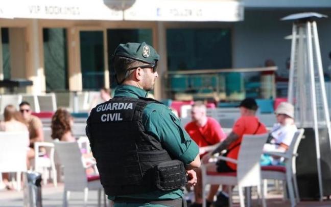 Un agente de la Guardia Civil en Magaluf en una imagen de archivo. Un agente de la Guardia Civil en Magaluf en una imagen de archivo.