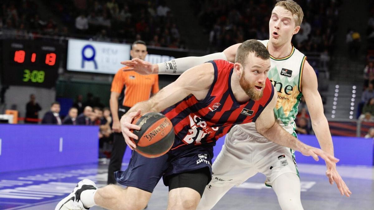 Costello, muy agresivo en las penetraciones, avanza hacia canasta durante el duelo contra el Bilbao Basket