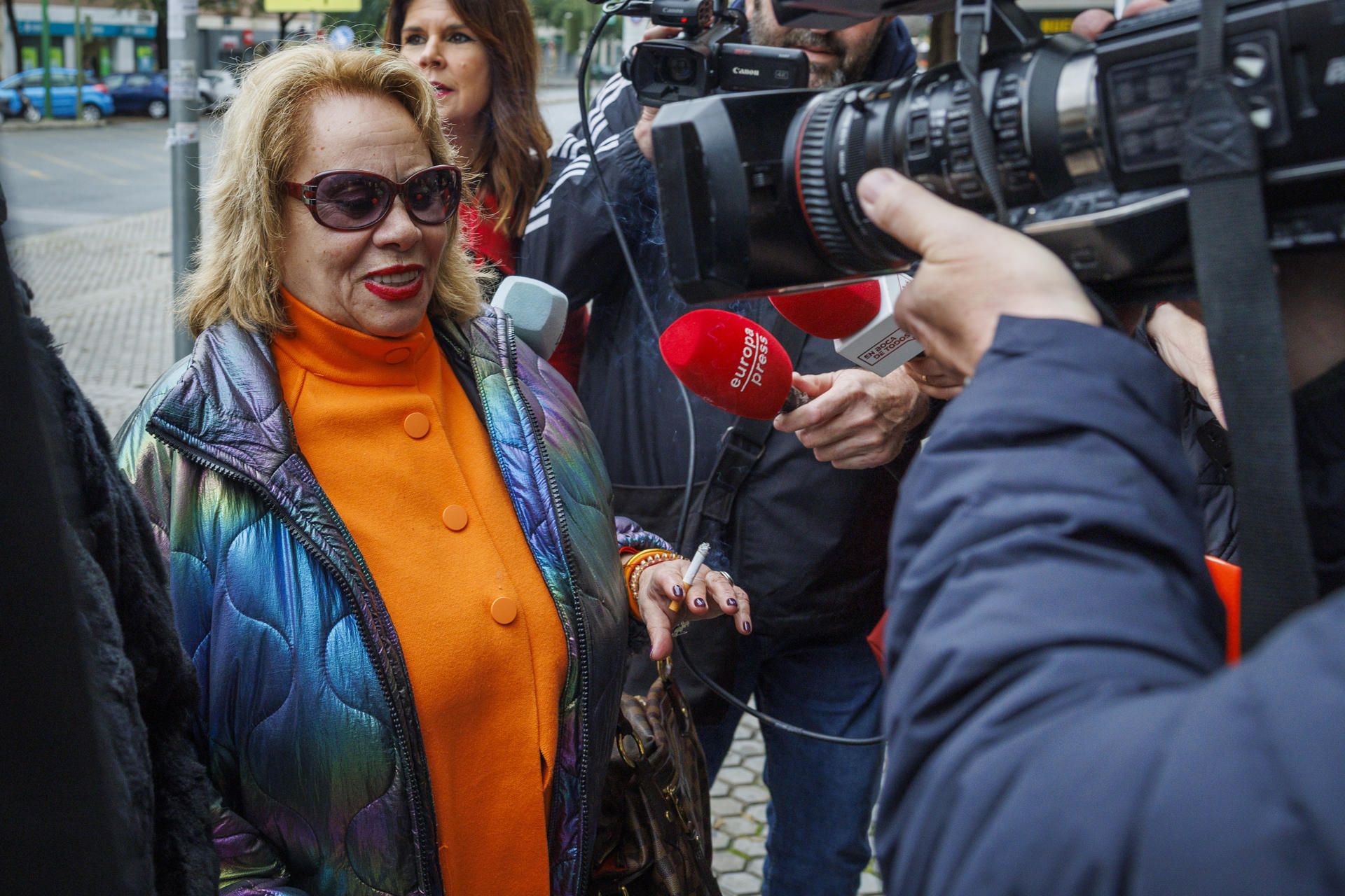 Carmina León acude a los juzgados de Sevilla para acompañar a su hija.