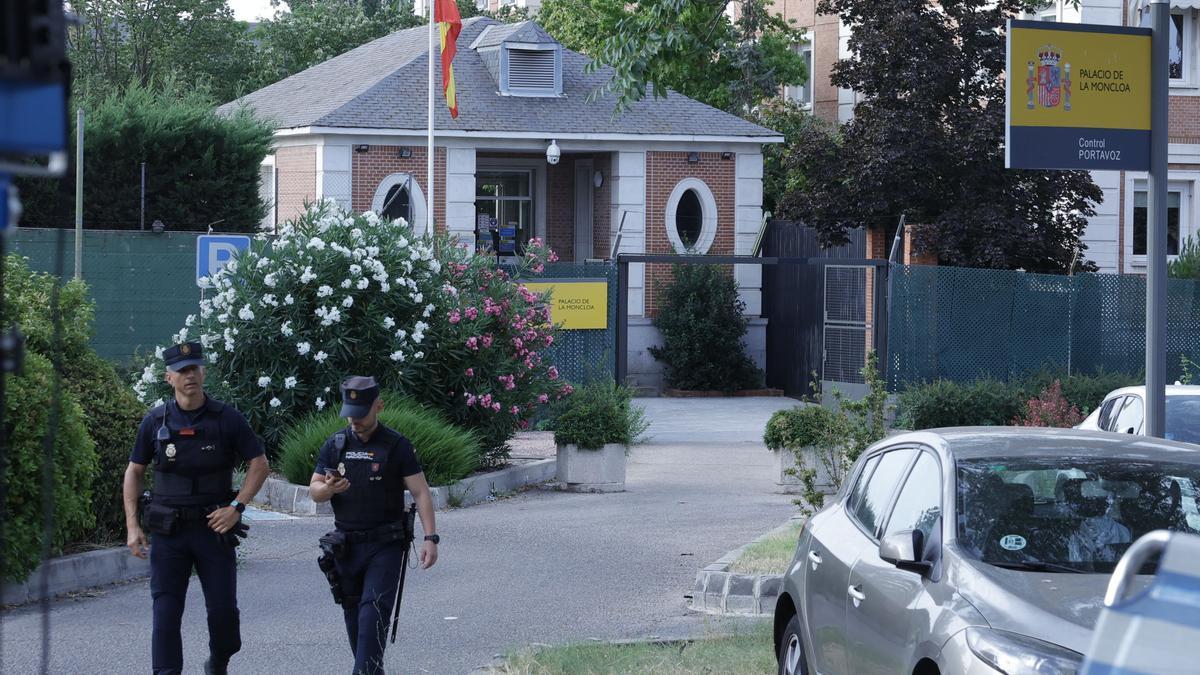 Dos agentes custodian la Moncloa.