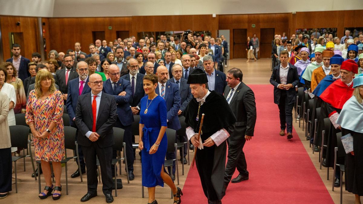 La comitiva académica entró al aula con la canción “La Marcha para la entrada del Reyno” .