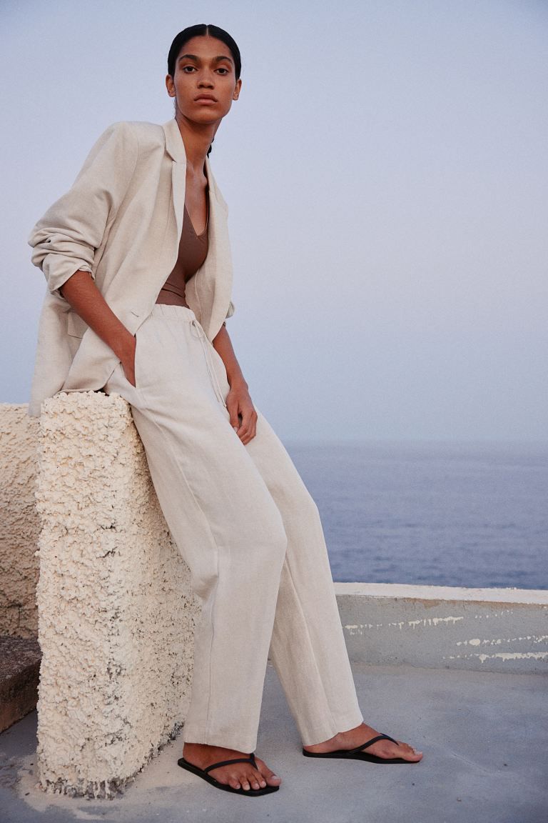 Una chica con un pantalón de lino.