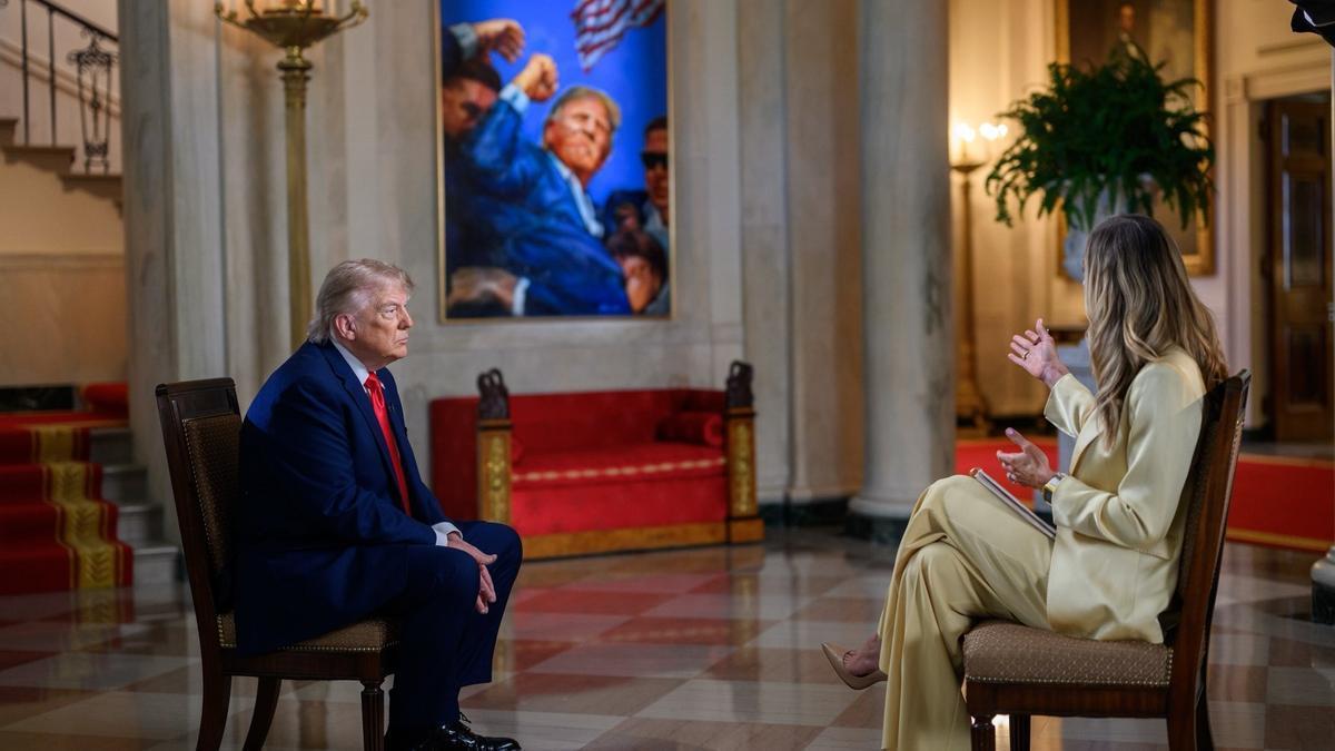 El presidente estadounidense, Donald J. Trump, se sienta con Lara Lea Trump para una entrevista exclusiva para FoxNews.