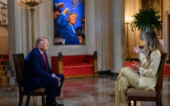 El presidente estadounidense, Donald J. Trump, se sienta con Lara Lea Trump para una entrevista exclusiva para FoxNews.