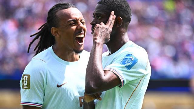 Los jugadores de la selección francesa, Jules Koundé y Ousmane Dembélé, celebrando uno de los tantos frente a Noruega en el Mundial 2026.