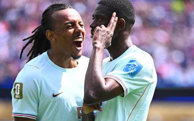 Los jugadores de la selección francesa, Jules Koundé y Ousmane Dembélé, celebrando uno de los tantos frente a Noruega en el Mundial 2026.