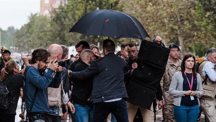 Pedro Sánchez durante su visita a una zona afectada por la DANA.