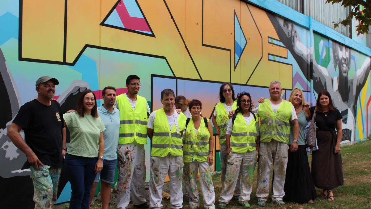 Los participantes en el programa y representantes institucionales junto al segundo gran mural