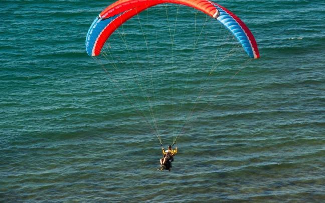 Parapentistas aterrizando cerca de una playa. / Jose Mari Martinez Parapentistas aterrizando cerca de una playa.