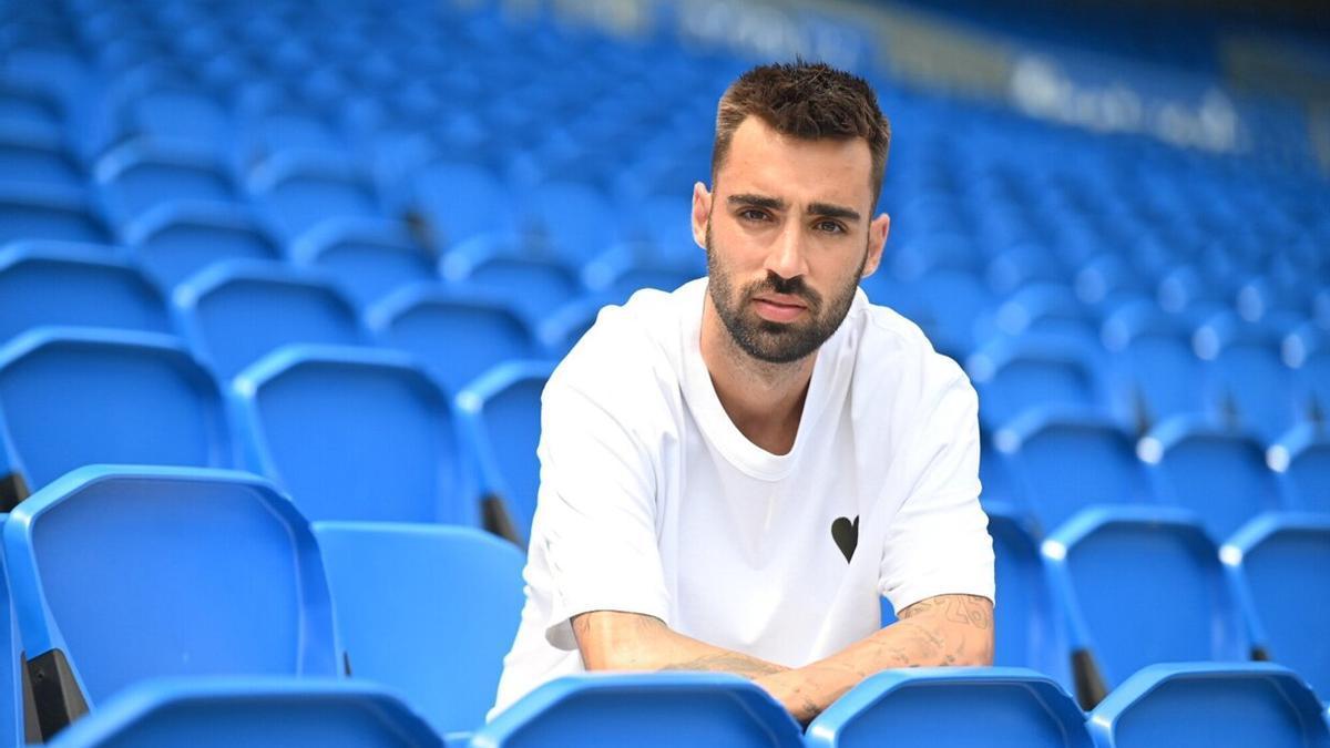 Brais posa en la grada de Anoeta, justo antes de su conversación con NOTICIAS DE GIPUZKOA. / ARNAITZ RUBIO