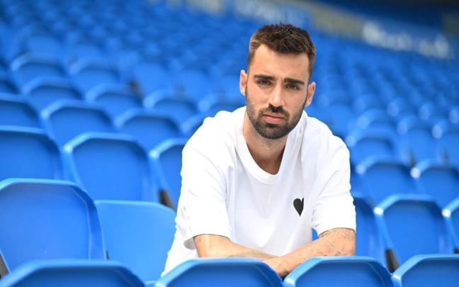 Brais posa en la grada de Anoeta, justo antes de su conversación con NOTICIAS DE GIPUZKOA. / ARNAITZ RUBIO