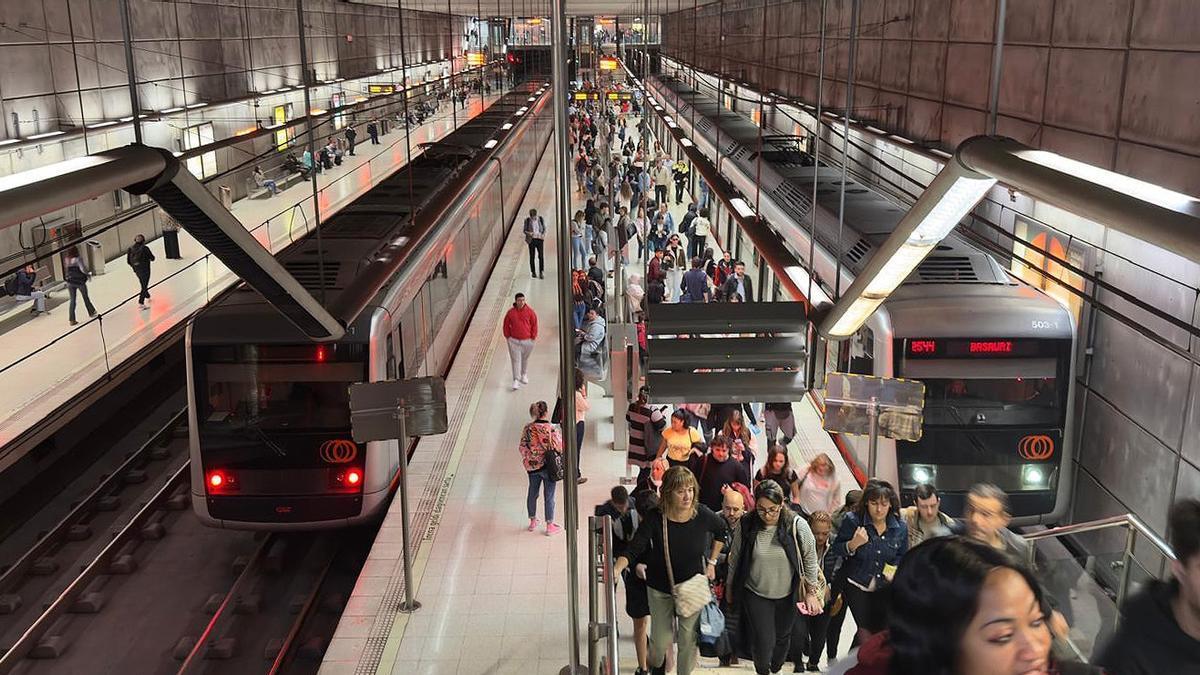 Pasajeros abandonan con resignación la estación de San Inazio durante la jornada del pasado lunes.