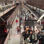 Pasajeros abandonan con resignación la estación de San Inazio durante la jornada del pasado lunes.